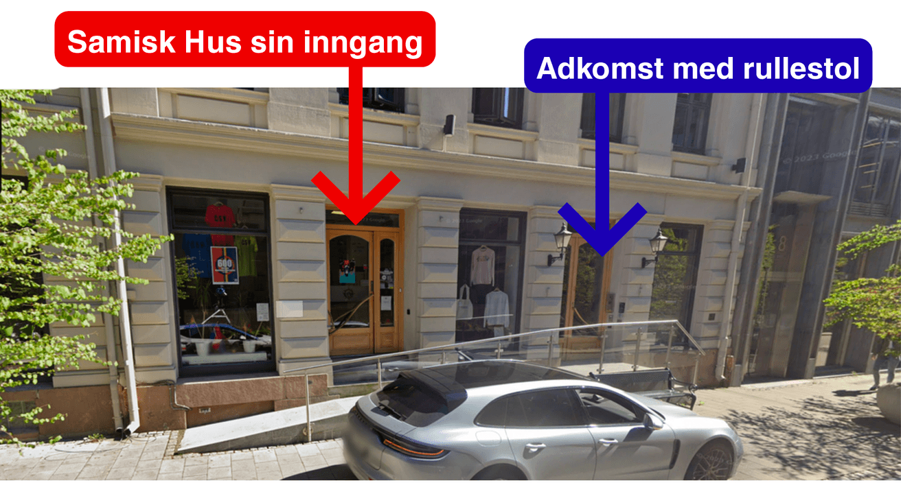 Fasaden til Samisk Hus i Oslo. Langs utsiden av bygget går en rampe fra venstre mot høyre. Rampen leder til to inngangsdører. Den første inngangsdøren til venstre kan nås med et trappetrinn fra rampen. Inngangsdøren til høyre kan nås barrierefritt fra toppen av rampen. Til venstre for begge inngangsdørene er et stort vindu inn til Samisk Hus. En bil står parkert utenfor.